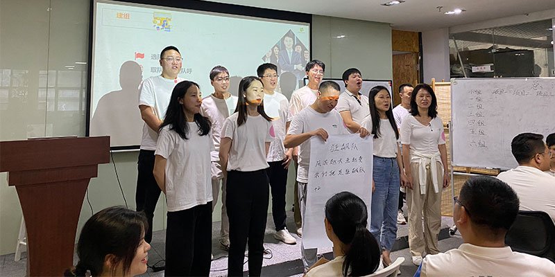 赫名視顯室內(nèi)拓展《凝聚力量，高效協(xié)作》